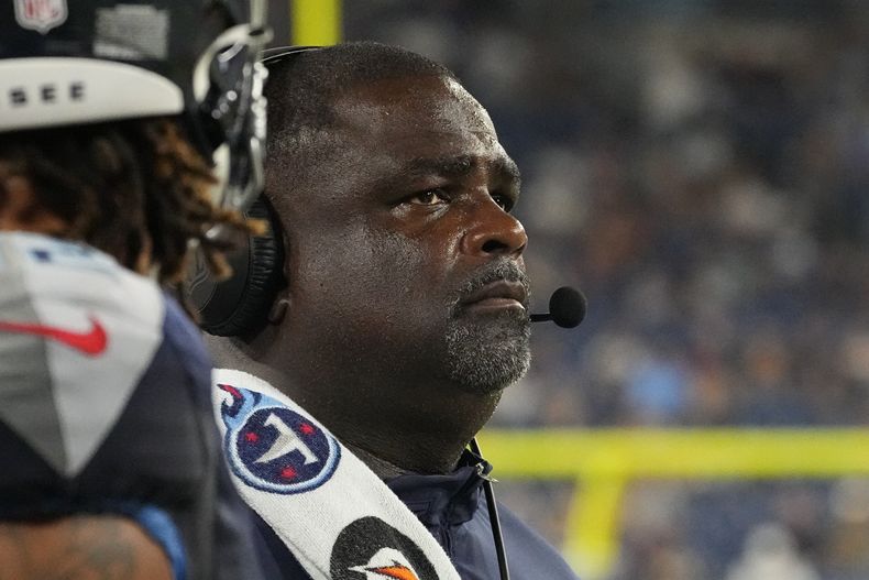 ARCHIVO - Terrell Williams, entrenador asistente de los Titans de Tennessee, mira el partido ante los Patriots de Nueva Inglaterra, el 25 de agosto de 2023 (AP Foto/George Walker IV, File)