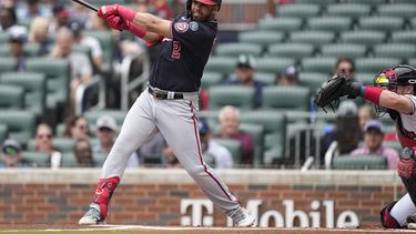Luis García (2) de los Nacionales de Washington conecta un sencillo ante los Bravos de Atlanta, el domingo 11 de junio de 2023, en Atlanta. (AP Foto/Brynn Anderson)
