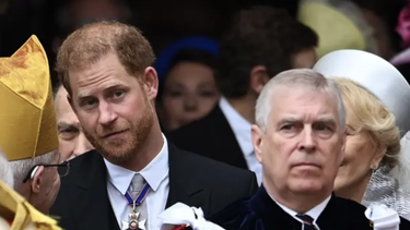 sin meghan markle ni sus hijos, el principe harry quedo en segundo plano durante la coronacion de su padre