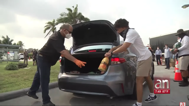 cientos de personas que perdieron su trabajo continuan haciendo largas filas en sus autos para recibir alimentos