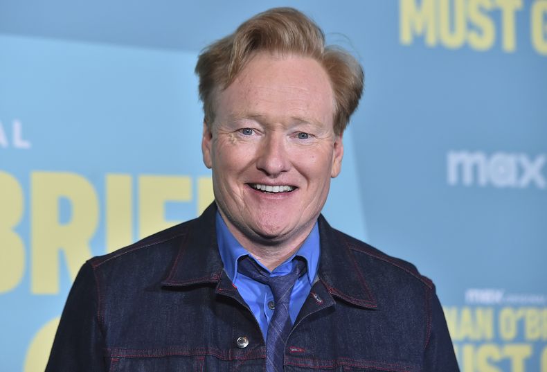 ARCHIVO - Conan OBrien llega a una sesión fotográfica para Conan OBrien Must Go, el 16 de abril de 2024, en Avalon Hollywood en Los Ángeles. (Foto Jordan Strauss/Invision/AP)