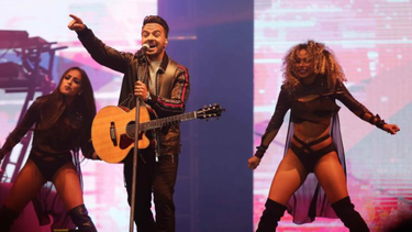 luis fonsi lanza su nuevo sencillo en concierto en ecuador