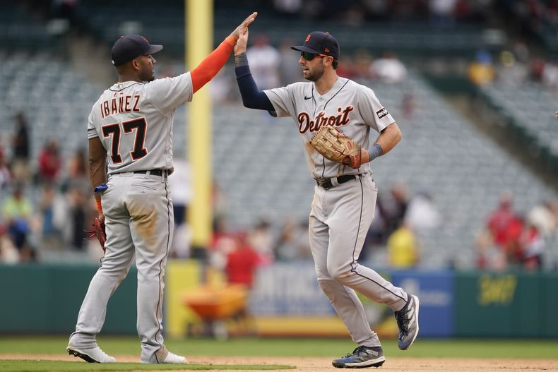 El segunda base cubano de los Tigres de Detroit, Andy Ibáñez (77) celebra con el jardinero izquierdo Matt Vierling, luego del triunfo por 5-3 sobre los Angelinos de Los Ángeles, en Anaheim, California. Domingo 17 de septiembre de 2023. (AP Foto/Ryan Sun)