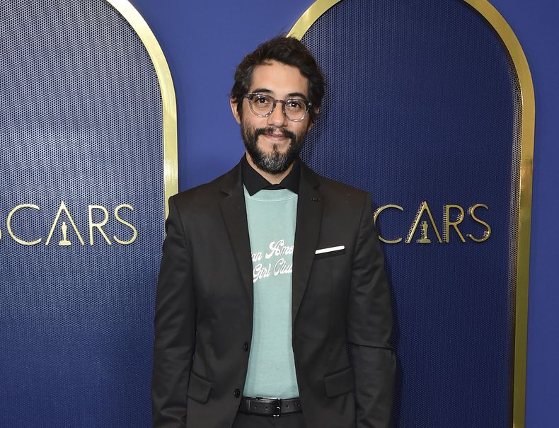 ARCHIVO - El cineasta mexicano Carlos López Estrada llega al almuerzo de los nominados a la 94a edición anual de los Premios de la Academia, el lunes 7 de marzo de 2022 en Los Ángeles. Estrada fue nominado al Oscar a la mejor cinta animada como codirector de Raya and the Last Dragon. Fue invitado a formar parte de la Academia de las Artes y Ciencias Cinematográficas el 28 de junio de 2023. (Foto por Jordan Strauss/Invision/AP)