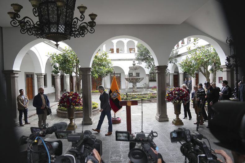 El presidente de Ecuador, Guillermo Lasso, se marcha tras dar una conferencia de prensa en el palacio presidencial de Carondelet en Quito, Ecuador, el viernes 2 de junio de 2023. Lasso, que disolvió la Asamblea Nacional dos semanas antes, anunció que no se postulará a la reelección presidencial en los próximos comicios del 20 de agosto. (AP Foto/Dolores Ochoa)