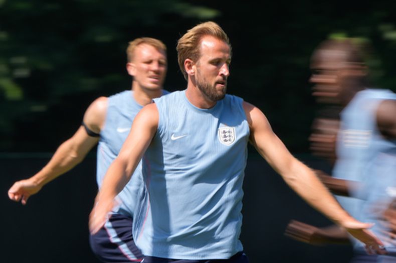 Harry Kane durante un entrenamiento de Inglaterra en el Mundial, el martes 30 de junio de 2026, en Kansas City, Missouri. (AP Foto/Charlie Riedel)