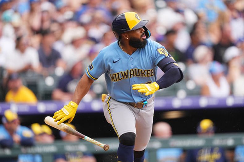 Luis Rengifo de los Cerveceros de Miilwaukee corre a primera base tras su batazo en la quinta entrada ante los Rockies de Colorado el domingo 7 de junio del 2026. (AP Foto/David Zalubowski)