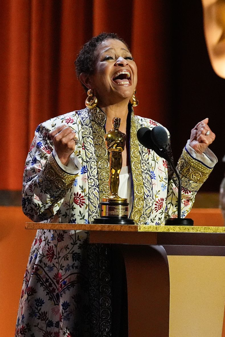 Debbie Allen recibe un premio honorífico de la Academia durante la 16.ª edición de los Premios de los Gobernadores el domingo 16 de noviembre de 2025 en el salón Ray Dolby de Los Ángeles. (Foto AP/Chris Pizzello)