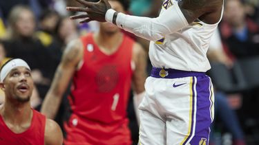 LeBron anota 37 y Lakers vienen de atrás y vencen a Blazers