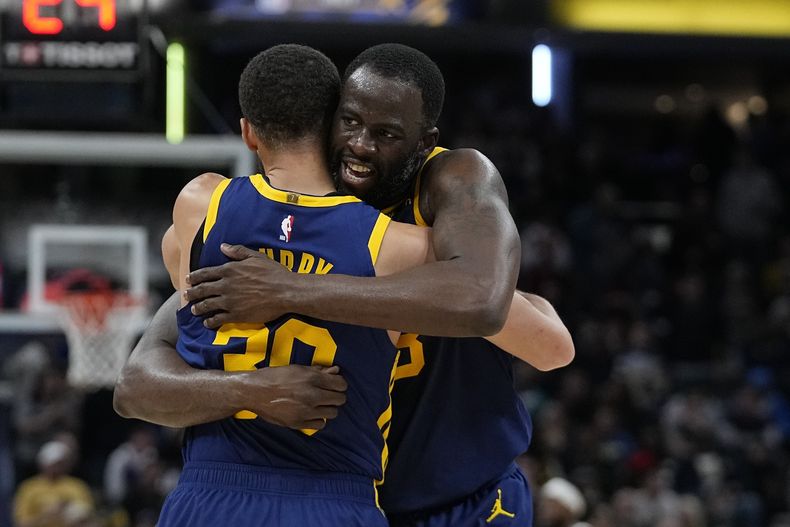 Draymond Green, de los Warriors de Golden State, abraza a Stephen Curry durante el encuentro del jueves 8 de febrero de 2024, ante los Pacers de Indiana (AP Foto/Darron Cummings)