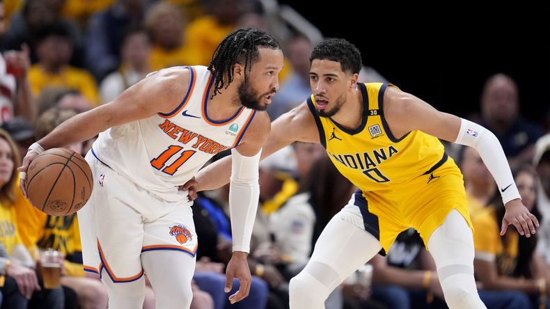 ARCHIVO - Jalen Brunson (11) de los Knicks de Nueva York frente a Tyrese Haliburton (0) de los Pacers de Indiana, en el tercer duelo de la serie de segunda ronda de los playoffs de la NBA, el 10 de mayo de 2024, en Indianápolis. (AP Foto/Michael Conroy)