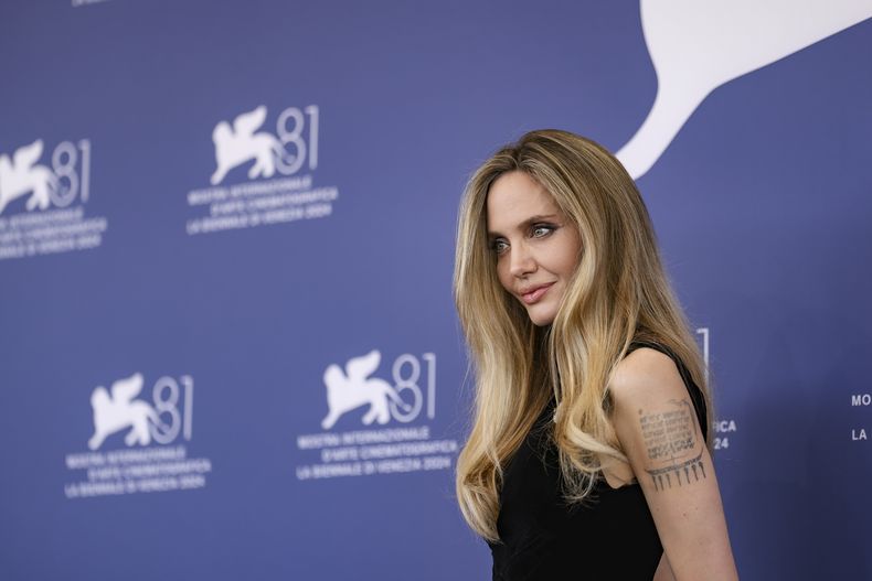 Angelina Jolie posa para los fotógrafos en la sesión fotográfica de la película Maria durante la 81ª edición del Festival de Cine de Venecia en Venecia, Italia, el jueves 29 de agosto de 2024. (Foto Vianney Le Caer/Invision/AP)