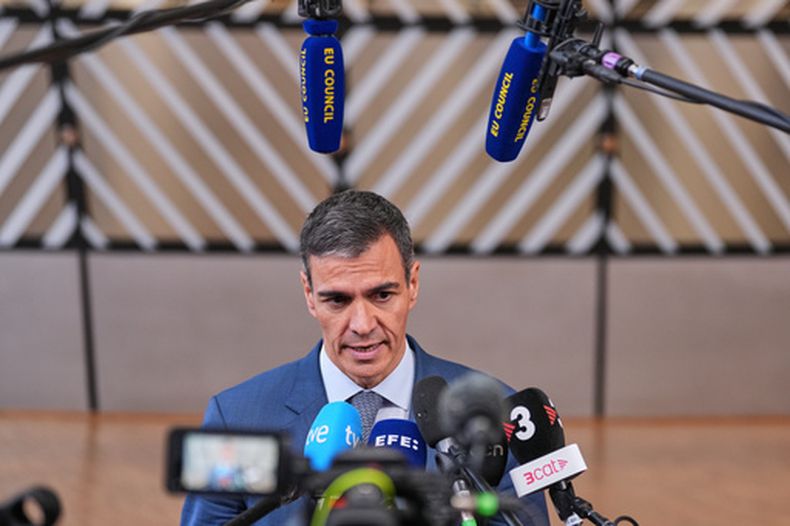 El presidente de gobierno de España, Pedro Sánchez, habla con periodistas a su llegada a la cumbre de la UE en Bruselas, el jueves 18 de junio de 2026. (AP Foto/Marius Burgelman)