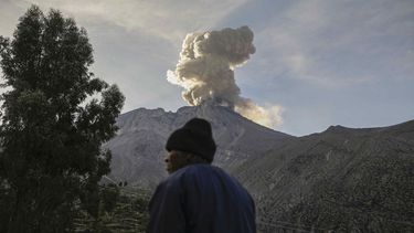17 explosiones en dos días y más de 170 sismos: Perú declara la emergencia por la actividad del volcán de Ubinas