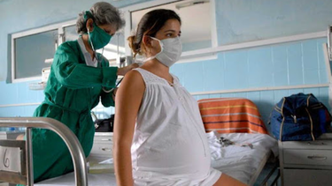 denuncian practicas medicas no respetuosas, abuso verbal y las burlas en salas de parto en cuba 