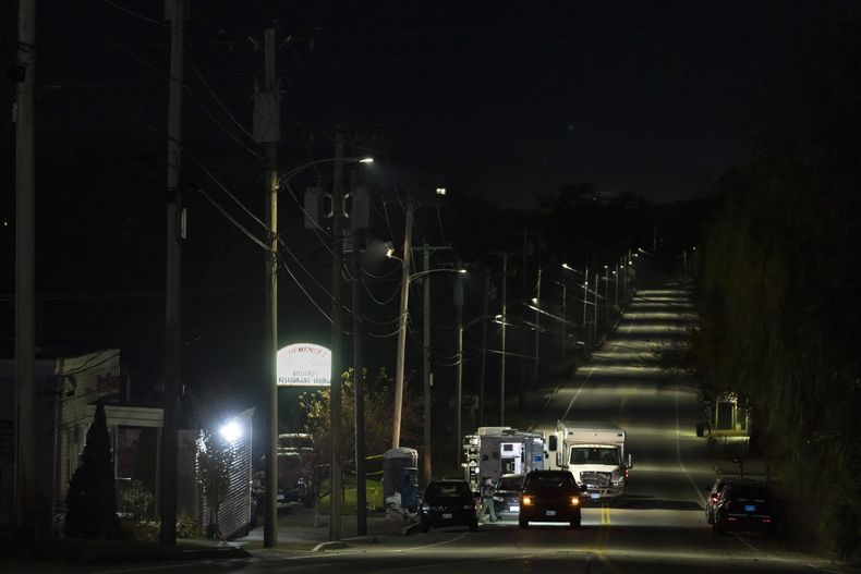 La policía mantiene su presencia en el restaurante Schemengees Bar and Grille el viernes 27 de octubre de 2023, en Lewiston, Maine, luego de que el miércoles 25 ocurrió un tiroteo allí. (AP Foto/Matt Rourke)