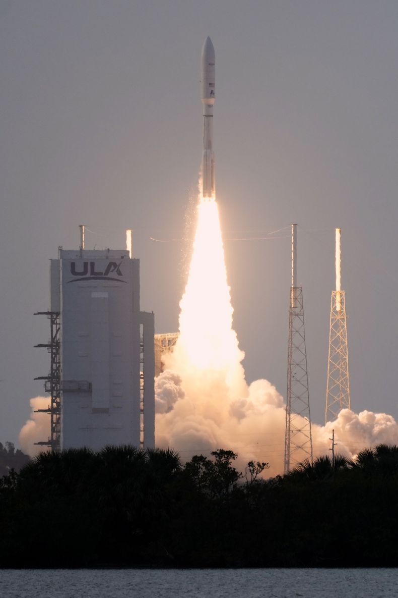 Un cohete Atlas V de United Launch Alliance con 27 satélites of Amazon para servicios de internet despega desde la estación de la Fuerza Espacial de EEUU en Cabo Cañaveral, Florida, el lunes 28 de abril de 2025. (AP Foto/John Raoux)