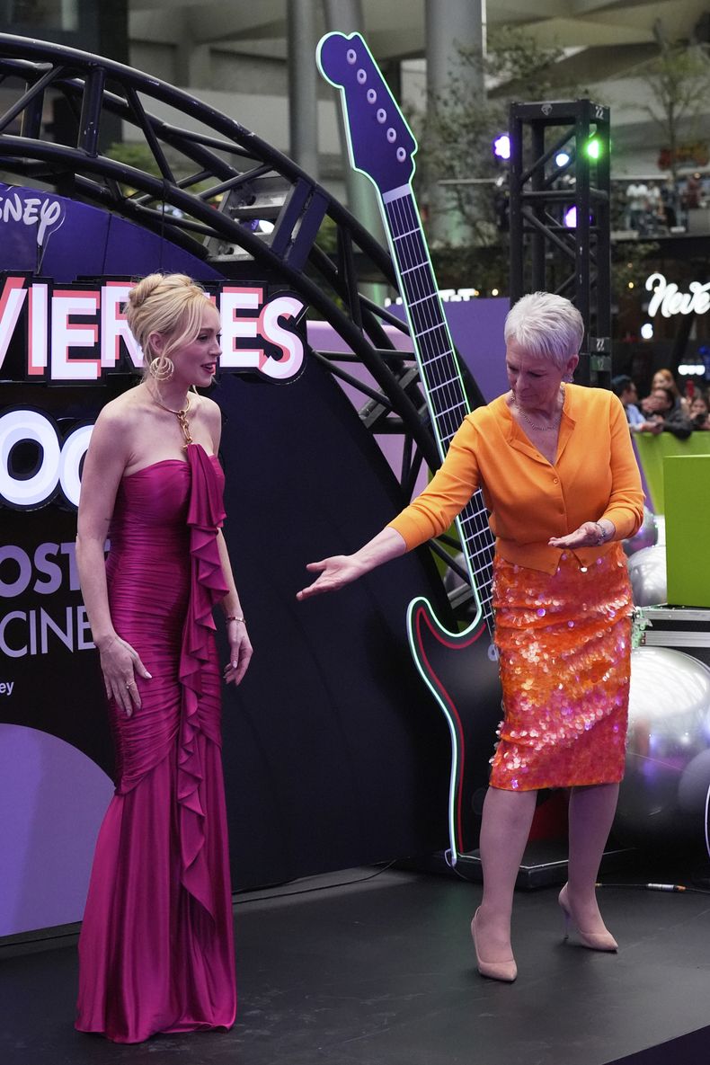Las actrices Lindsay Lohan, a la izquierda, y Jamie Lee Curtis posan para fotos durante la alfombra roja de la película Freakier Friday en la Ciudad de México, el jueves 24 de julio de 2025. (Foto AP/Marco Ugarte)