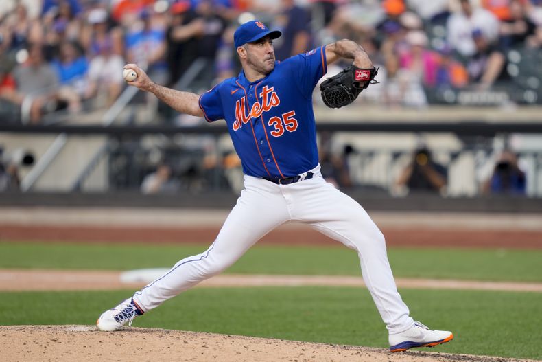 El abridor de los Mets de Nueva York Justin Verlander lanza en la séptima entrada del juego ante los Gigantes de San Francisco el sábado 1 de julio del 2023. (AP Foto/John Minchillo)