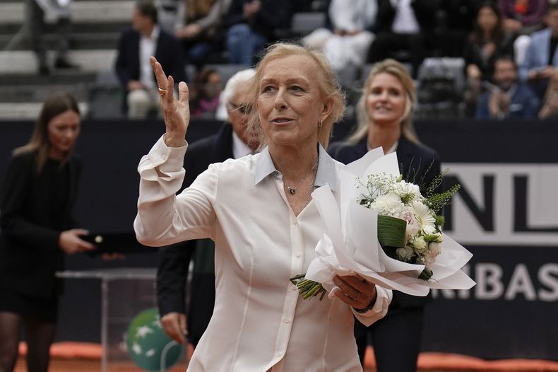 Martina Navratilova, ganadora de 18 títulos de Grand Slam individuales, y miembro del Salón de la Fama del Tenis, envía besos al público después de recibir un reconocimiento de la Federación Italiana de Tenis, previo a la final varonil del Abierto de Italia, en Roma, el domingo 21 de mayo de 2023. (AP Foto/Alessandra Tarantino)