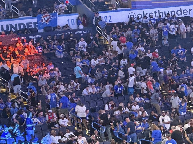 Fanáticos del Thunder de Oklahoma City, se marchan de la arena a la que habían acudido para mirar por TV el sexto partido de las Finales de la NBA ante los Pacers de Indiana, el jueves 19 de junio de 2025 (AP Foto/Cliff Brunt)