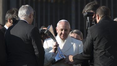 americateve | Despu&eacute;s de su audiencia general, el papa Francisco reicbe una r&eacute;plica del trofeo que conquist&oacute; su equipo favorito, el San Lorenzo, que le obsequi&oacute; una delegaci&oacute;n del conjunto en la Plaza de San Pedro, en el Vaticano, el