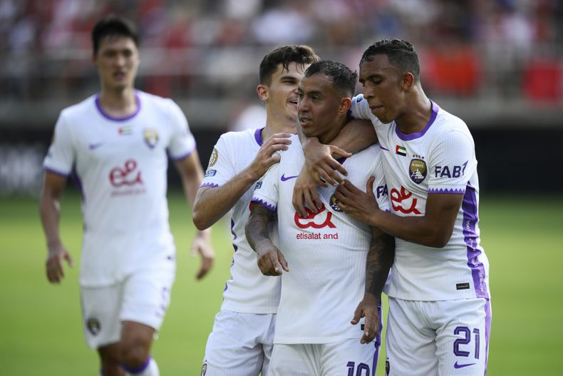 Kaku, segundo a la derecha, celebra su gol para Al Ain en el partido contra Wydad en el Mundial de Clubes, el jueves 26 de junio de 2025, en Washington. (AP Foto/Nick Wass)