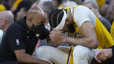 Anthony Davis, alero de los Lakers de Los Ángeles, se sienta en el banquillo tras lastimarse en un partido de playoffs ante los Warriors de Golden State, el miércoles 10 de mayo de 2023 (AP Foto/Godofredo A. Vásquez)