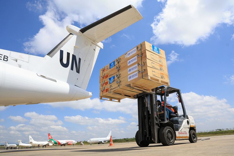 Trabajadores cargan suministros de emergencia de la Organización Mundial de la Salud en un avión de Naciones Unidas que se dirige a la República Democrática del Congo para combatir un brote de ébola, el miércoles 20 de mayo de 2026, en Nairobi, Kenia. (AP Foto/Andrew Kasuku)