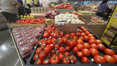 Tomates en una tienda de comestibles de Glenview, Illinois, el martes 15 de julio de 2025. (AP Foto/Nam Y. Huh)