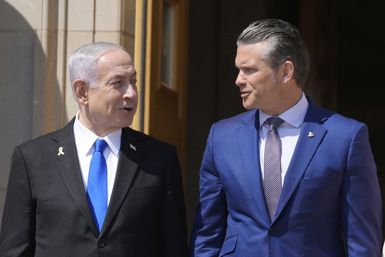 El primer ministro israelí Benjamin Netanyahu y el secretario de Defensa estadounidense, Pete Hegseth, conversan a la llegada de Netanyahu al Pentágono, el miércoles 9 de julio de 2025, en Washington. (AP Foto/Mark Schiefelbein)