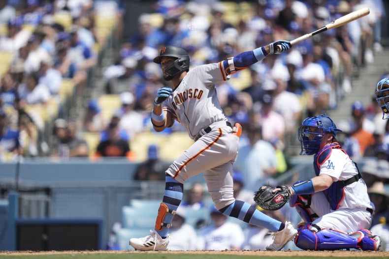 El venezolano Luis Matos de los Gigantes de San Francisco pega un doble en la sexta entrada del juego ante los Dodgers de Los Ángeles el domingo 18 de junio del 2023. (AP Foto/Ashley Landis)