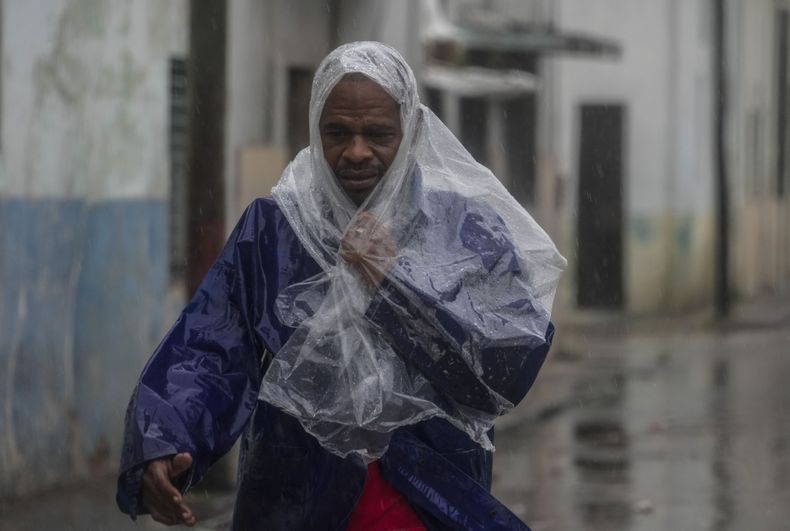 Un hombre camina entre el viento y la lluvia provocados por el huracán Rafael en La Habana, Cuba, el miércoles 6 de noviembre de 2024. (Foto AP/Ramón Espinosa)