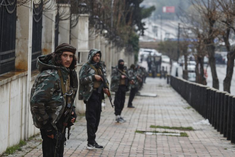 Fuerzas del gobierno sirio refuerzan la seguridad en Damasco, Siria, el viernes 7 de marzo de 2025. (AP Foto/Omar Sanadiki)