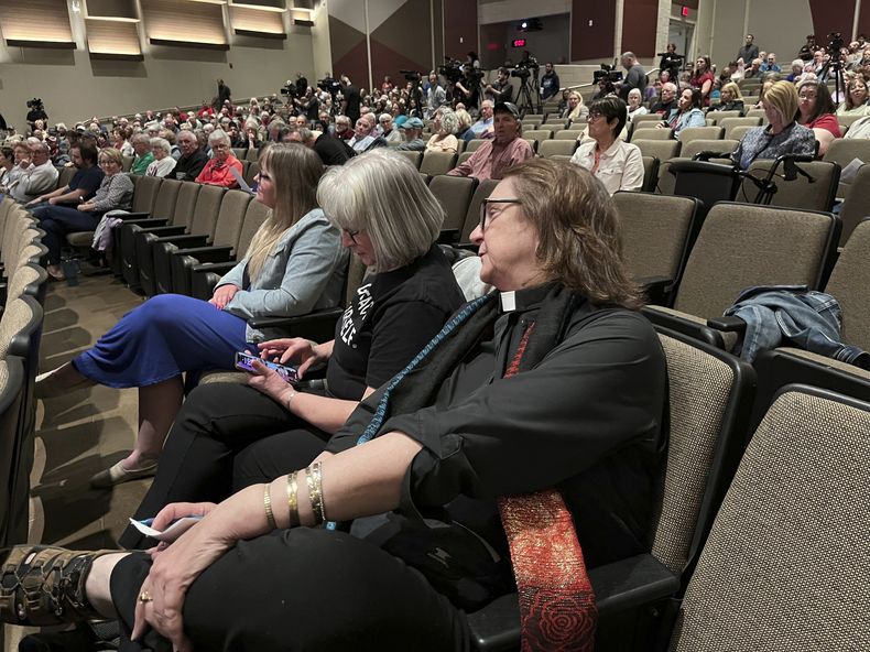 Personas asisten a una asamblea ciudadana realizada por el representante republicano Mike Flood en Columbus, Nebraska, el 18 de marzo del 2025. (Foto AP/Margery Beck)
