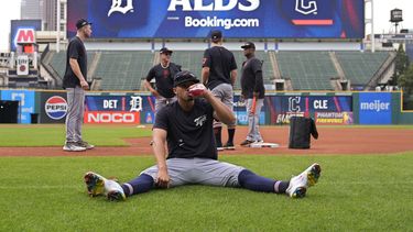 El dominicano Wenceel Pérez, de los Tigres de Detroit, bebe durante un entrenamiento en Cleveland, el viernes 4 de octubre de 2024 (AP Foto/Sue Ogrocki)
