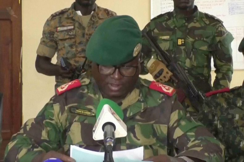 Dinis NTchama, portavoz militar de Guinea Bisáu, en la capital Bisáu, el 26 de noviembre del 2025. (TGB Guinea-Bissau via AP)