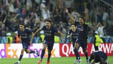 Jugadores del PSG celebran tras ganar la Supercopa de la UEFA en el duelo entre Paris Saint-Germain y Tottenham Hotspur en Údine, Italia, el miércoles 13 de agosto de 2025. (AP Foto/Antonio Calanni)