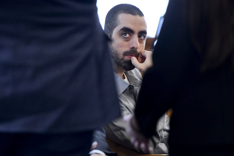 Hadi Matar, acusado de herir gravemente al escritor Salman Rushdie en un ataque con arma blanca ocurrido en 2022, escucha a su equipo de defensa en el tribunal del condado de Chautauqua en Mayville, Nueva York, el jueves 20 de febrero de 2025. (AP Foto/Adrian Kraus)