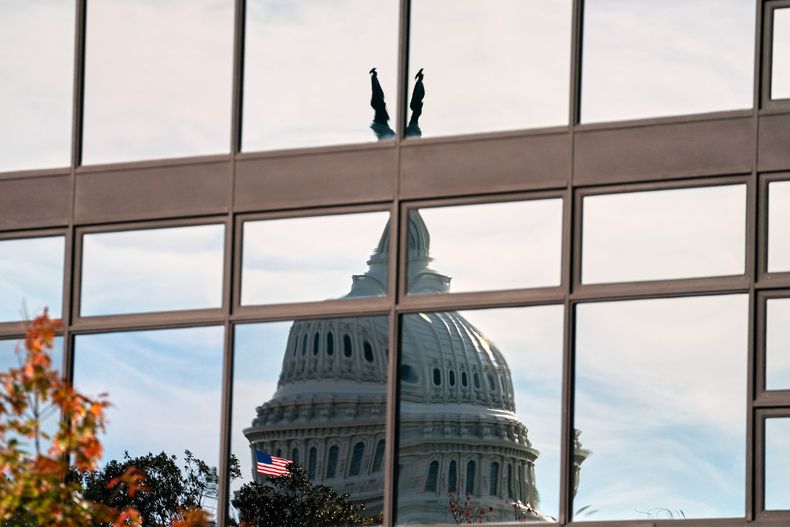 La cúpula del Capitolio a través de las ventanas de un edificio, el martes 4 de noviembre de 2025, en Washington. (AP Foto/Allison Robbert)