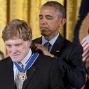 El entonces presidente Barack Obama le otorga la Medalla Presidencial de la Libertad a Robert Redford en la Casa Blanca en Washington el 22 de noviembre del 2016. (AP foto/Andrew Harnik)