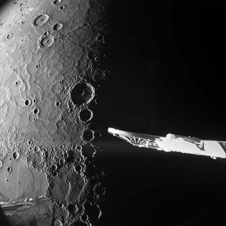 ARCHIVO - Esta imagen sin fecha, facilitada por la Agencia Espacial Europea, muestra fotografías en primer plano del polo norte de Mercurio captadas por la sonda espacial euro-japonesa BepiColombo. (ESA vía AP, Archivo)