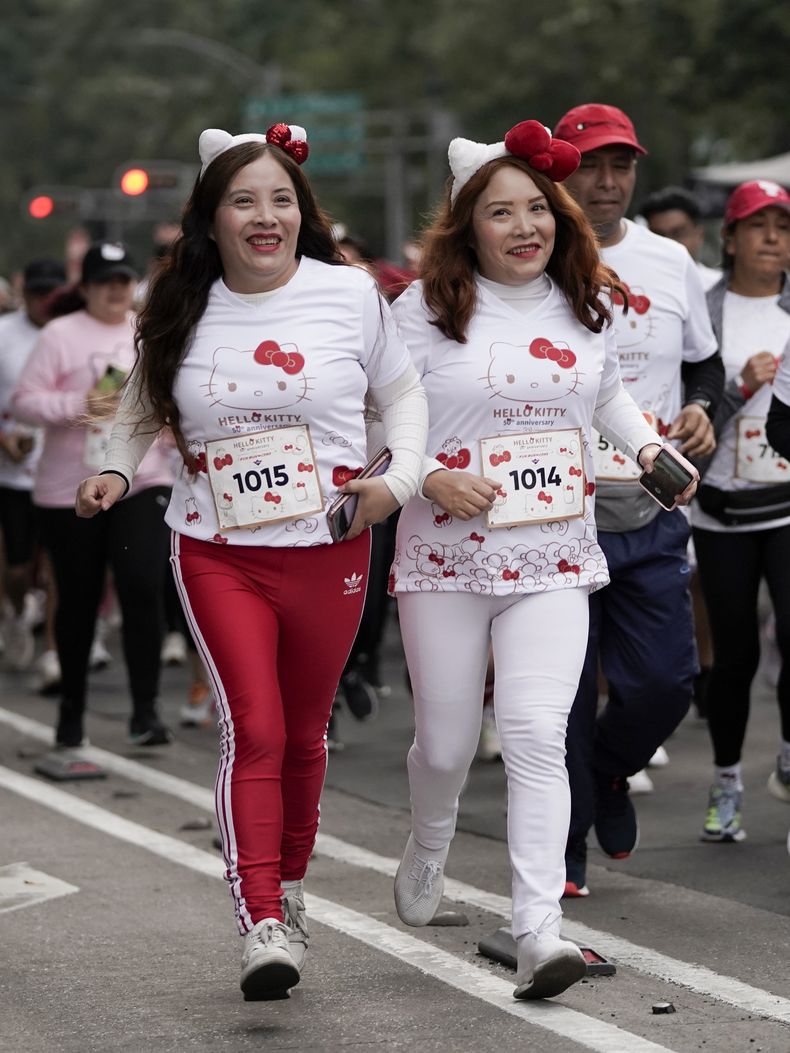 Fans del personaje japonés Hello Kitty compiten en una carrera durante la celebración del 50 aniversario de Kitty, en la Ciudad de México, el domingo 13 de octubre de 2024. (Foto AP/Aurea Del Rosario)