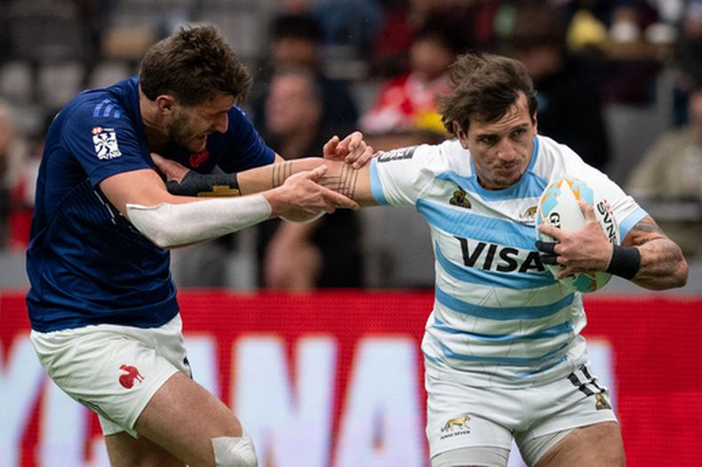 El argentino Luciano González (derecha) bloquea al francés Josselin Bouhier (28) durante un partido de rugby siete, el domingo 8 de marzo de 2026, en Vancouver. (Ethan Cairns/The Canadian Press vía AP)