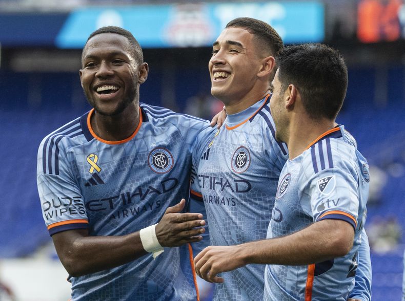 El argentino Julián Fernández del New York City FC celebra junto a Andrés Perea (izquierda) tras marcar un gol ante el Toronto FC, durante el partido de la MLS en el Red Bull Arena. Domingo 24 de septiembre de 2023. (AP Foto/Andres Kudacki)