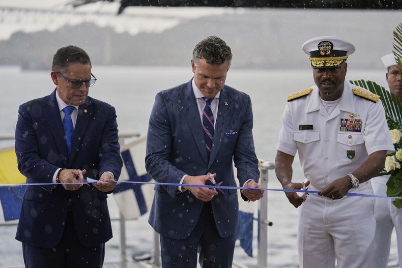 El secretario de Defensa de Estados Unidos, Pete Hegseth (centro), el ministro de Seguridad panameño, Frank Abrego (izquierda), y el comandante del Comando Sur, almirante de la Armada Alvin Holsey, inauguran nuevas instalaciones en el Puerto de Rodman, en Panamá Oeste, el martes 8 de abril de 2025. (Foto AP/Matías Delacroix)