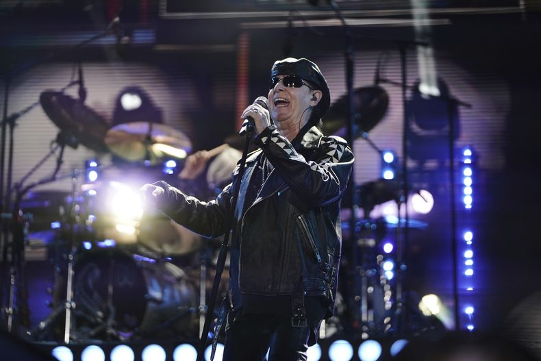 El vocalista de la banda alemana de rock Scorpions, Klaus Meine, durante su presentación en la 25ª edición del festival de música Vive Latino en la Ciudad de México, el sábado 15 de marzo de 2025. (Foto AP/Aurea Del Rosario)
