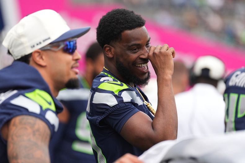 Devon Witherspoon (derecha), cornerback de los Seahawks de Seattle, conversa durante el partido de pretemporada ante los Cowboys de Dallas, el sábado 15 de agosto de 2026 (AP Foto/Lindsey Wasson)