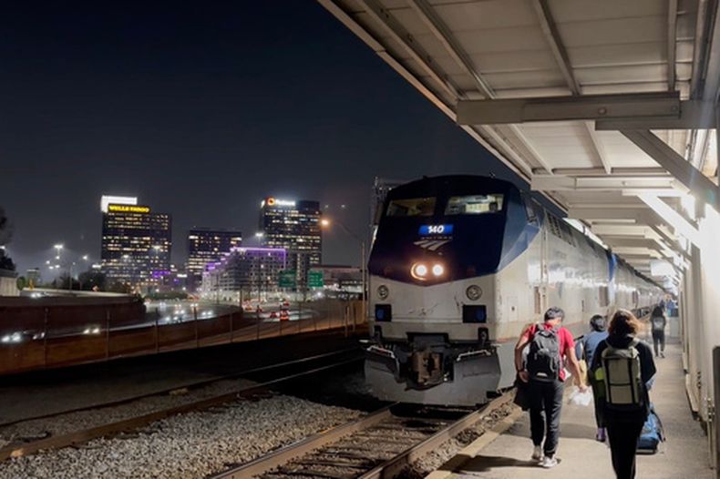 Esta imagen, tomada de un video de The Associated Press, muestra a pasajeros abordando el tren Amtrak Crescent con destino a Nueva York el jueves 26 de marzo de 2026 en Atlanta. (Foto AP/Bill Barrow)