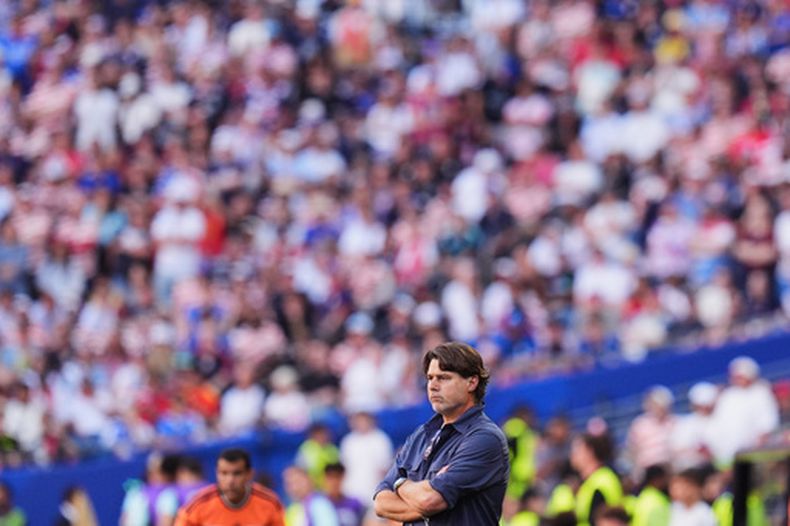 El argentino Mauricio Pochettino, entrenador de Estados Unidos, observa el encuentro de octavos de final de la Copa del Mundo ante Bélgica, el lunes 6 de julio de 2026 (AP Foto/Manu Fernández)